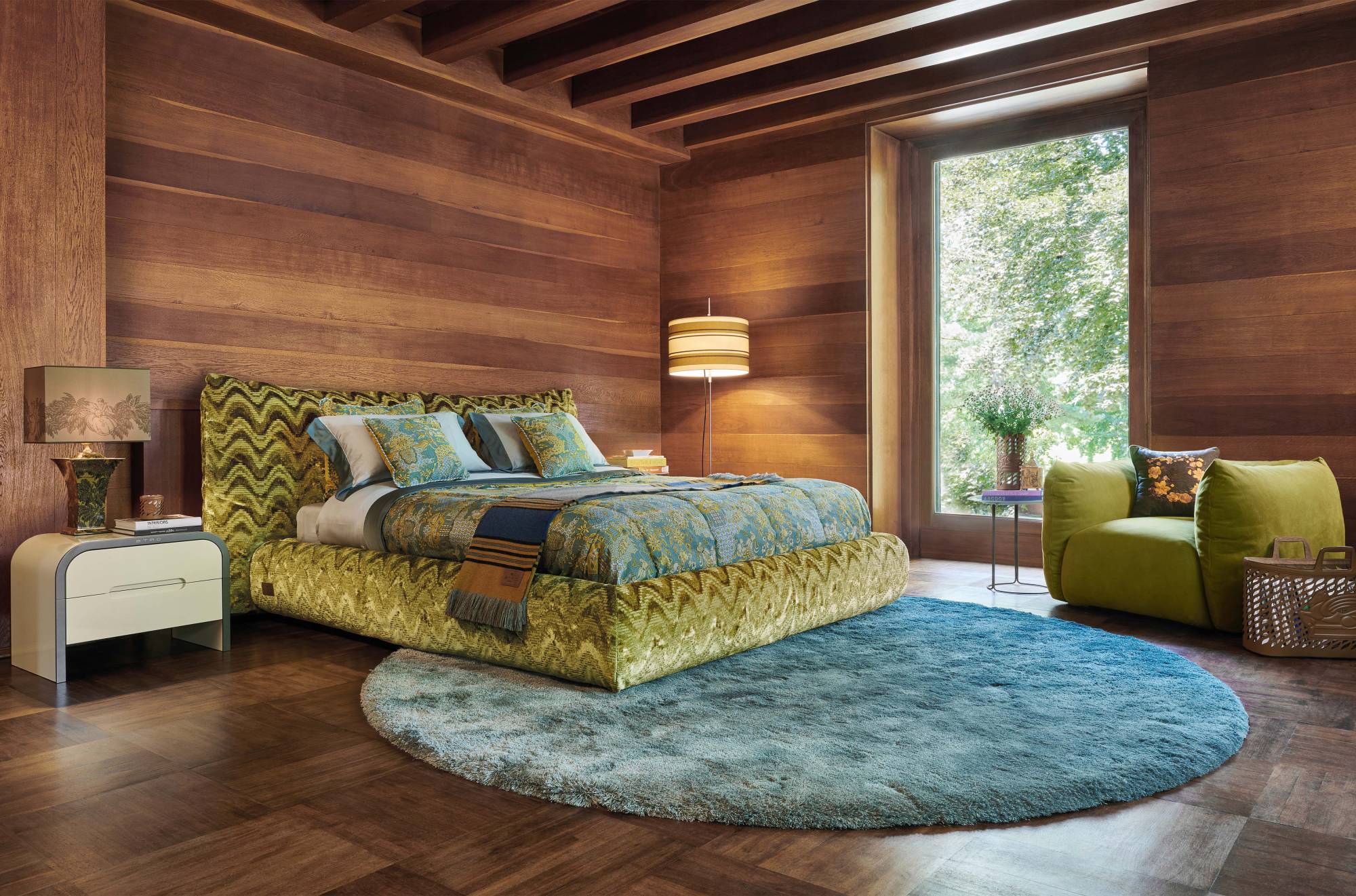 EtroHomeInteriors_DivingIntoPatterns_CushyBedroom